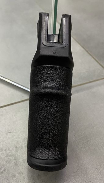 Рукоятка пістолетна для AR15 прогумована DLG TACTICAL (DLG-106-black), Чорна, з відсіком для батарейок 241878 фото