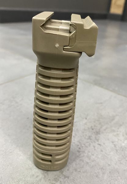 Рукоятка передняя DLG TACTICAL (DLG-115), цвет Койот, с отсеком, с планкой Пикатинни, рукоятка переноса огня 241863 фото