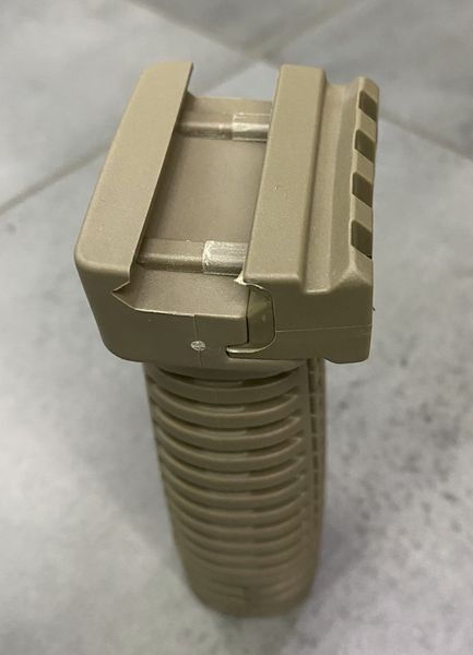 Рукоятка передняя DLG TACTICAL (DLG-115), цвет Койот, с отсеком, с планкой Пикатинни, рукоятка переноса огня 241863 фото